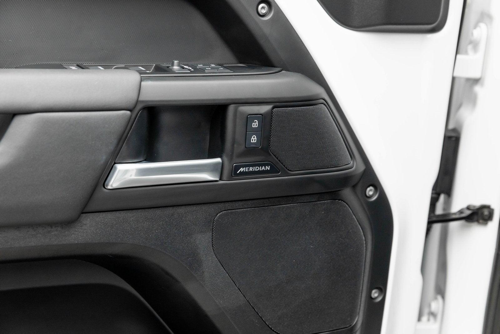 Land Rover Defender S 2025