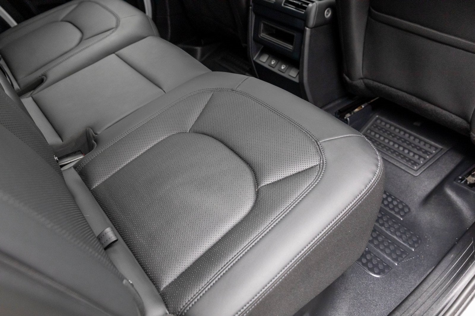 Land Rover Defender S 2025