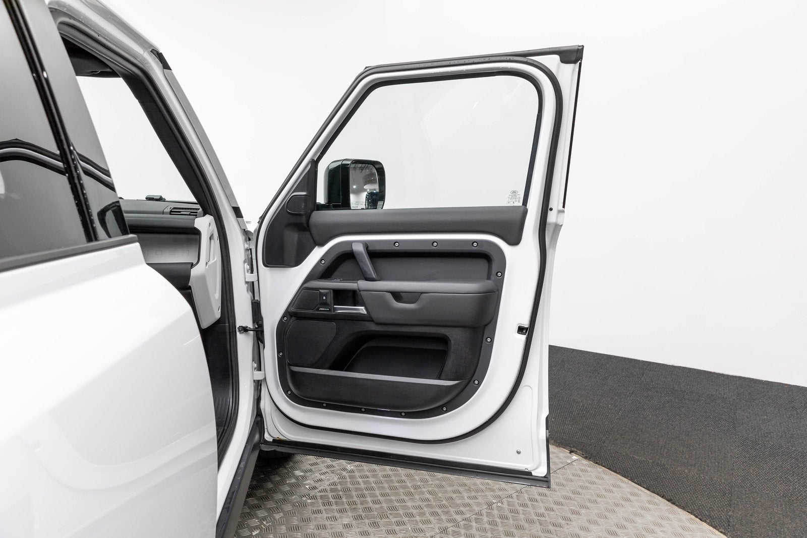 Land Rover Defender S 2025