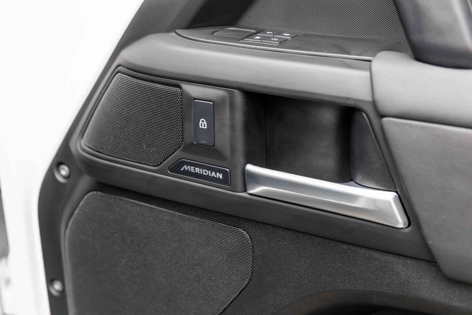 Land Rover Defender S 2025