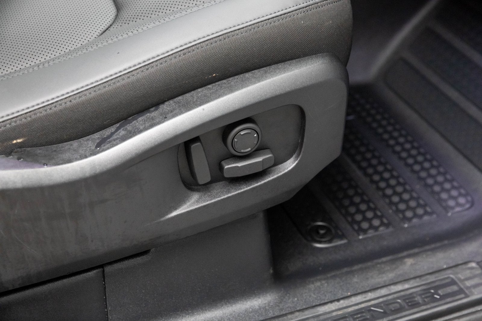 Land Rover Defender S 2025