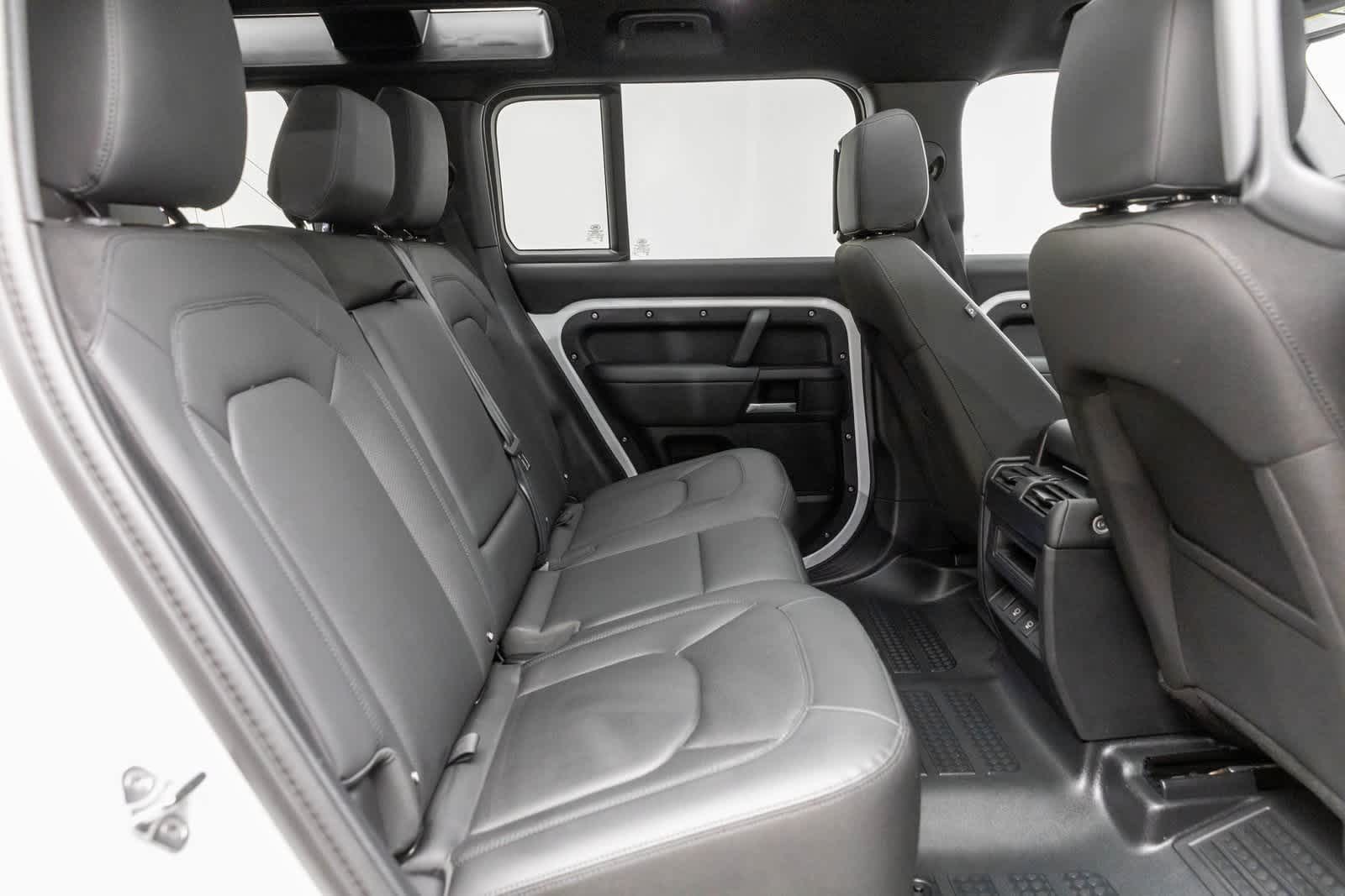 Land Rover Defender S 2025