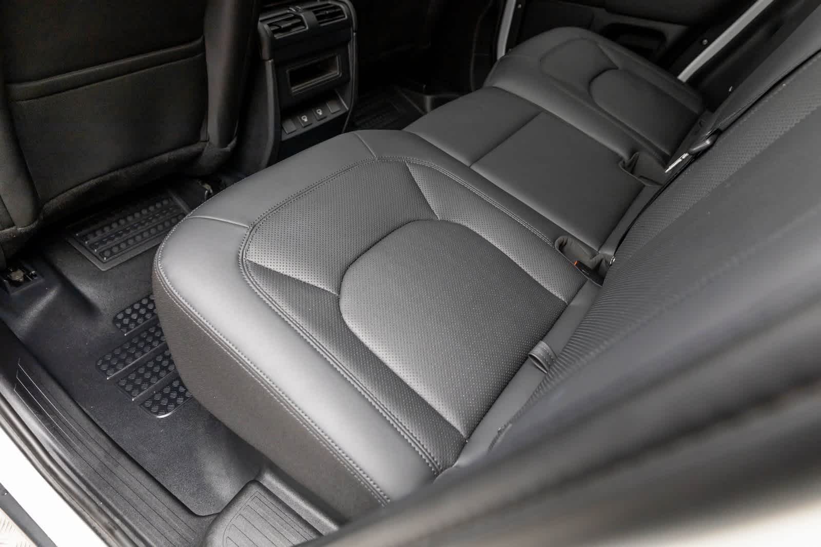 Land Rover Defender S 2025