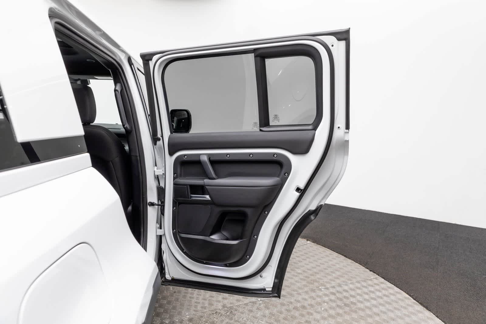 Land Rover Defender S 2025