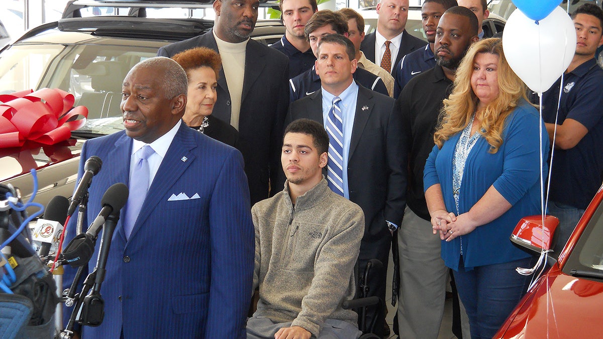 Las leyendas del fútbol americano de Washington hacen una donación para la rehabilitación de Ty Williams en McLaren Washington en Sterling VA